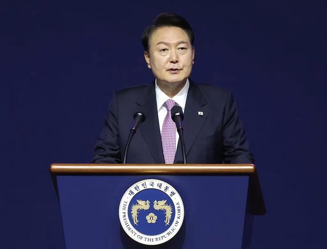 关于兰斯球员面临合同短缺困扰，球队陷入混乱的信息