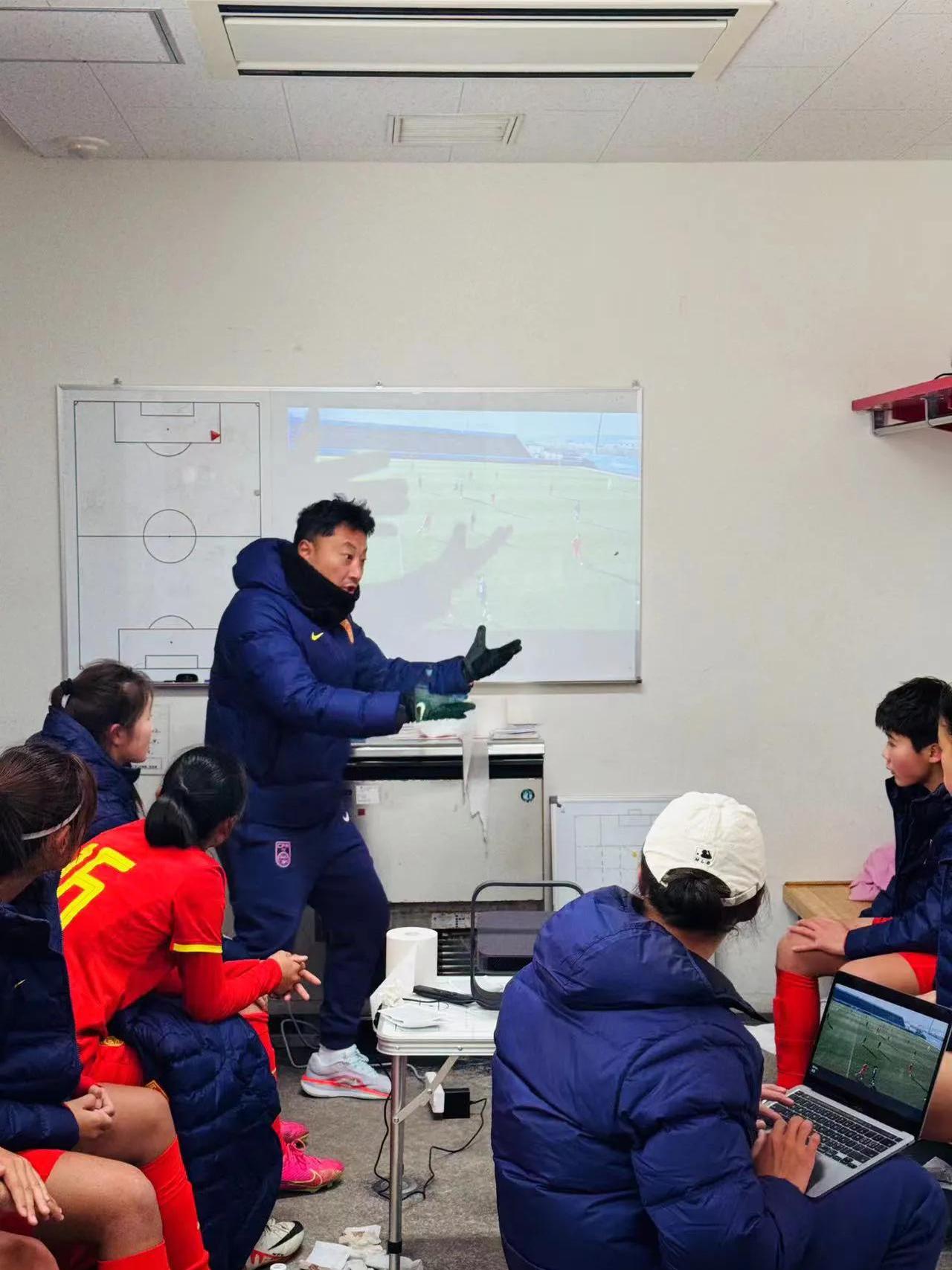 德国女足队在热身赛中表现不俗击败对手