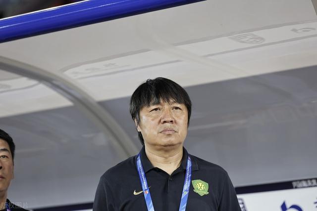 篮球队伍换帅临时教练上任训练态度严谨
