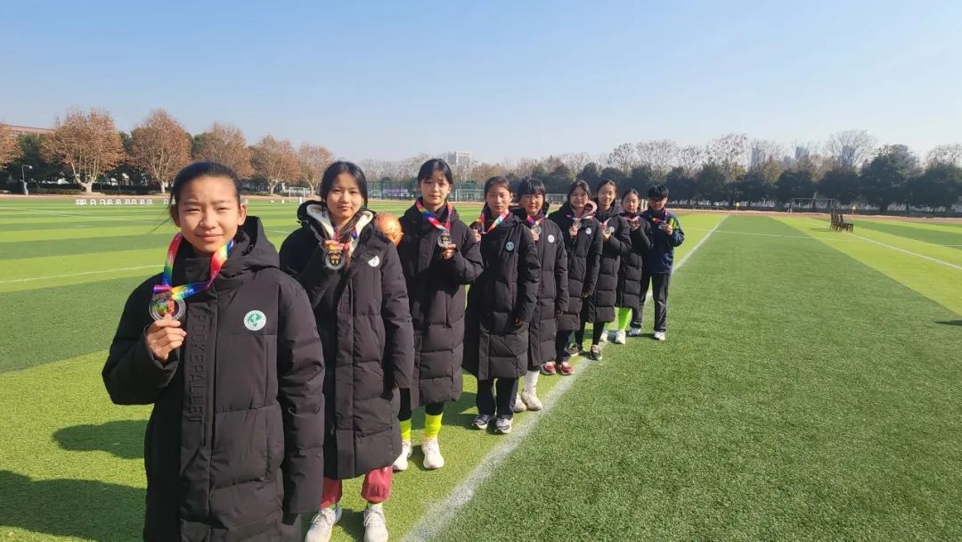 女性足球运动员在比赛中展露拼搏精神的简单介绍