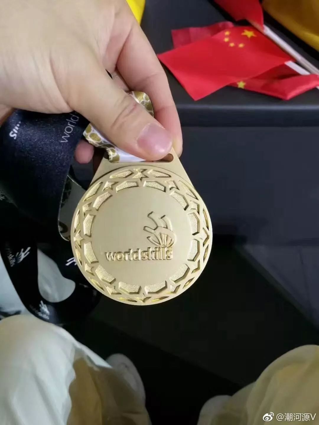 墨西哥铁人三项选手勇夺金牌