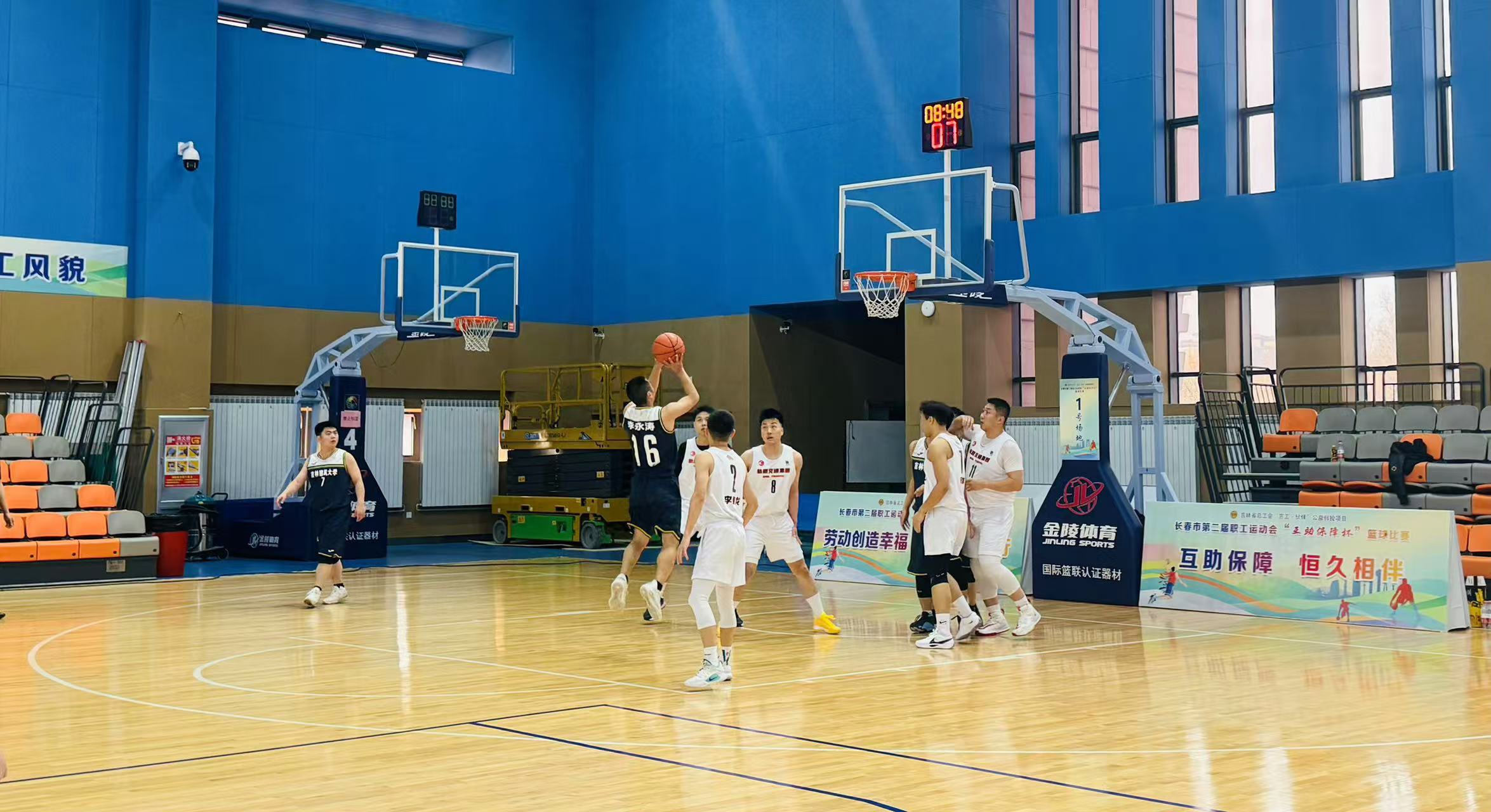 国际篮球赛场上各擒各奋勇争先