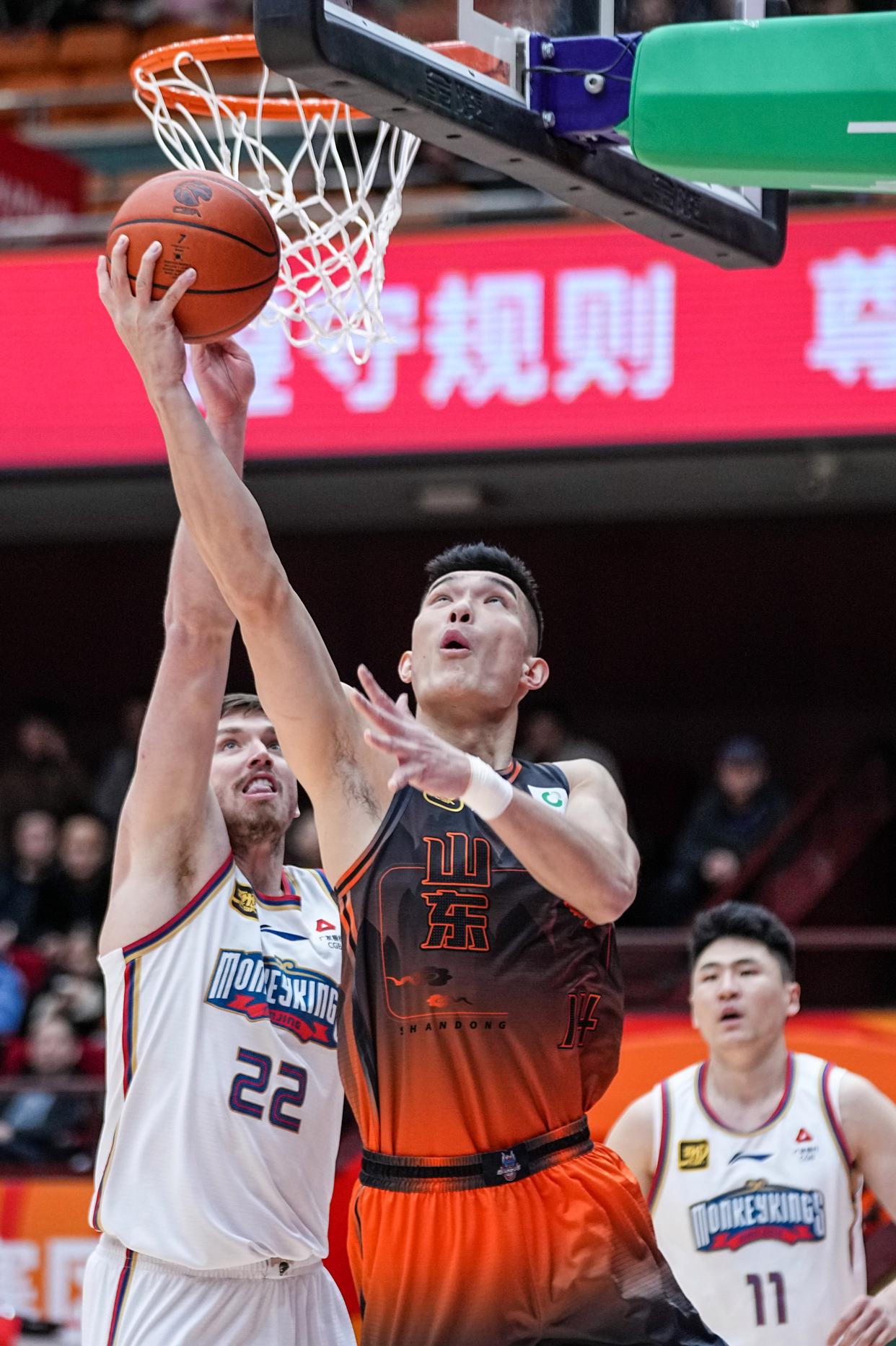 山东男篮主场取得惊险胜利，士气大振